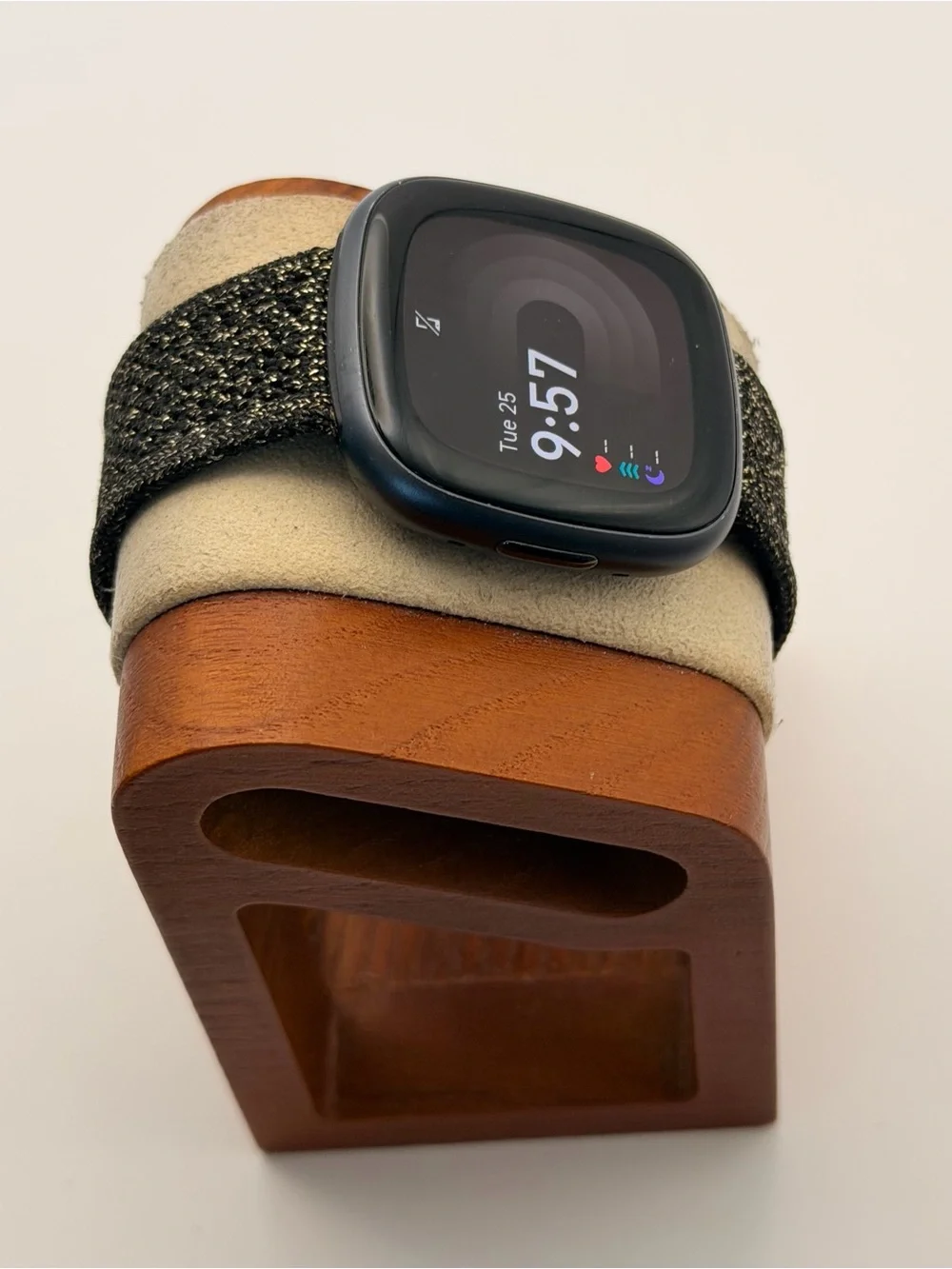 Fitbit Versa 4, Charger Included, Tested, Black & Gold Sparkle Band, very Good